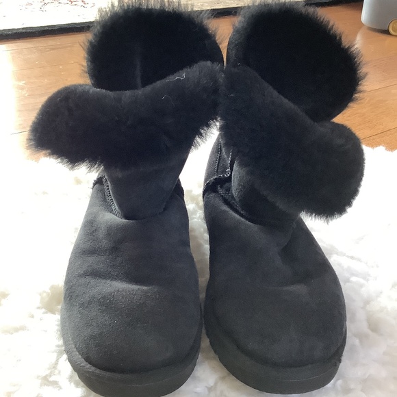 UGGS..Bailey Button…Black with side button and fold over lip….change the style - Picture 1 of 3